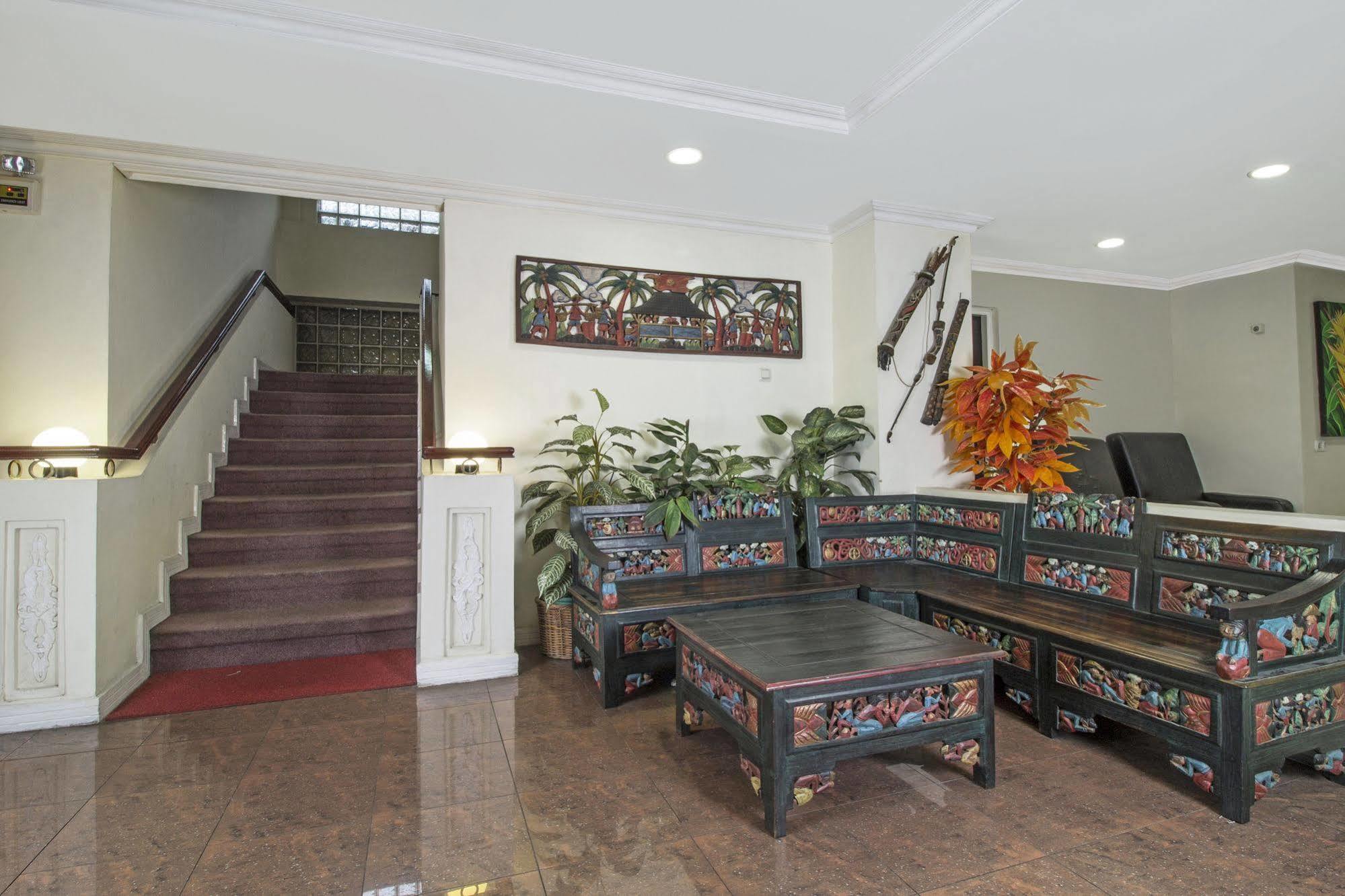 Hotel Reddoorz Premium @ Thamrin Kebon Sirih Yakarta Exterior foto