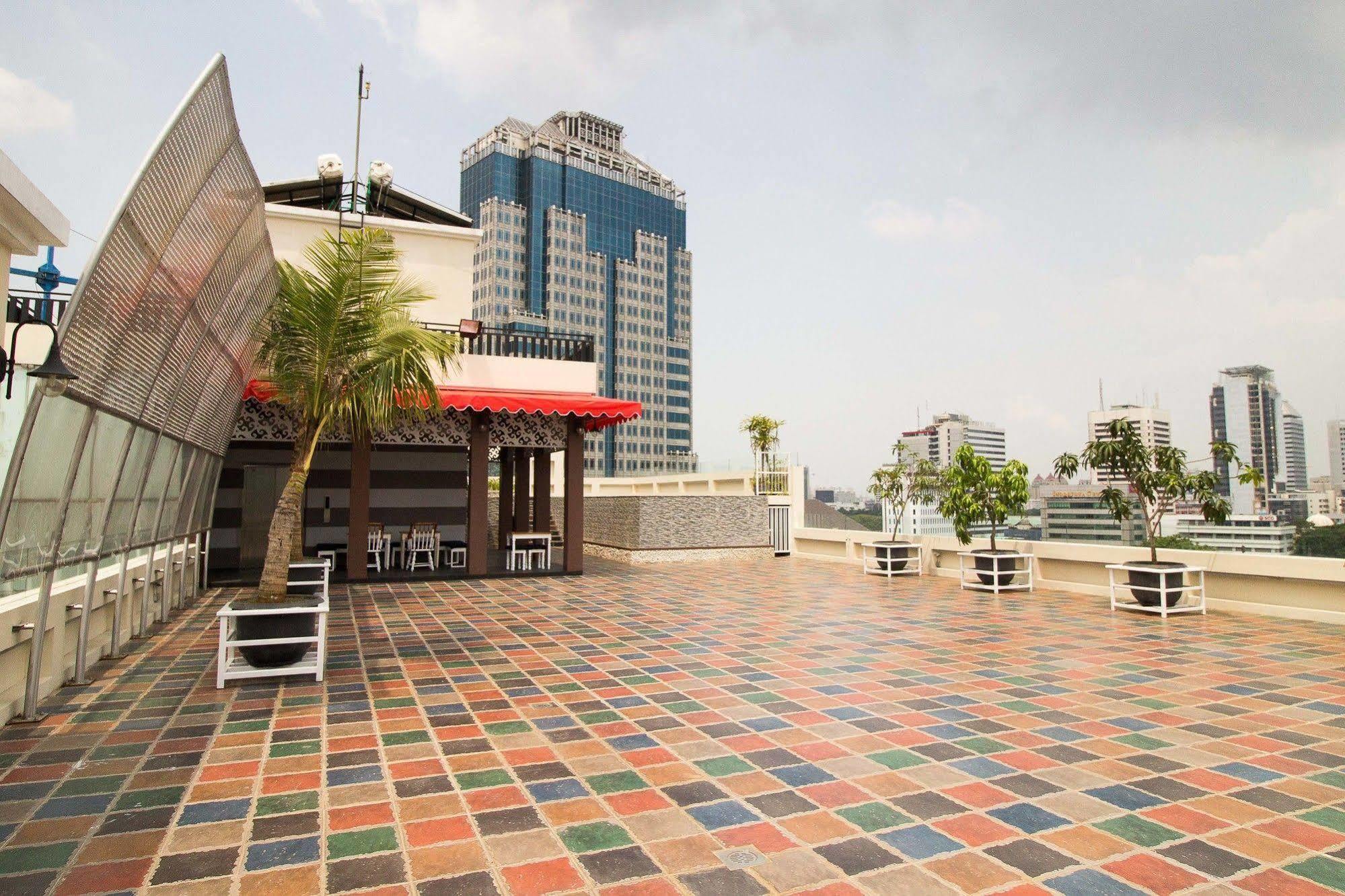 Hotel Reddoorz Premium @ Thamrin Kebon Sirih Yakarta Exterior foto