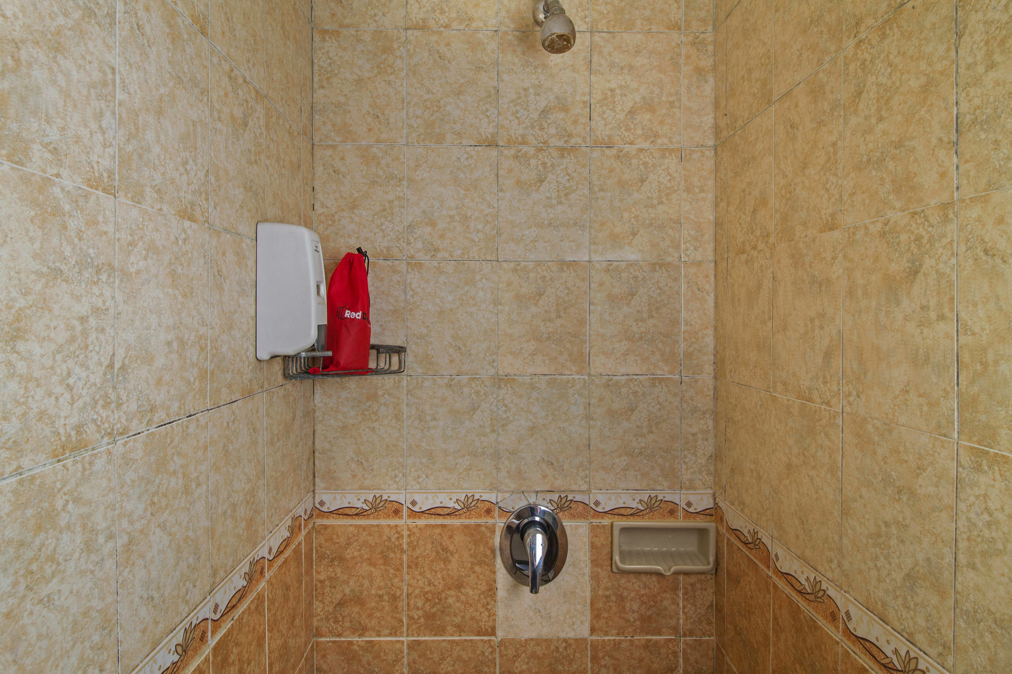 Hotel Reddoorz Premium @ Thamrin Kebon Sirih Yakarta Exterior foto